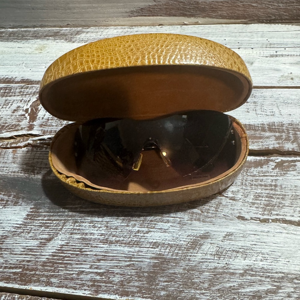 Jessica Simpson Brown Sunglasses with Case
